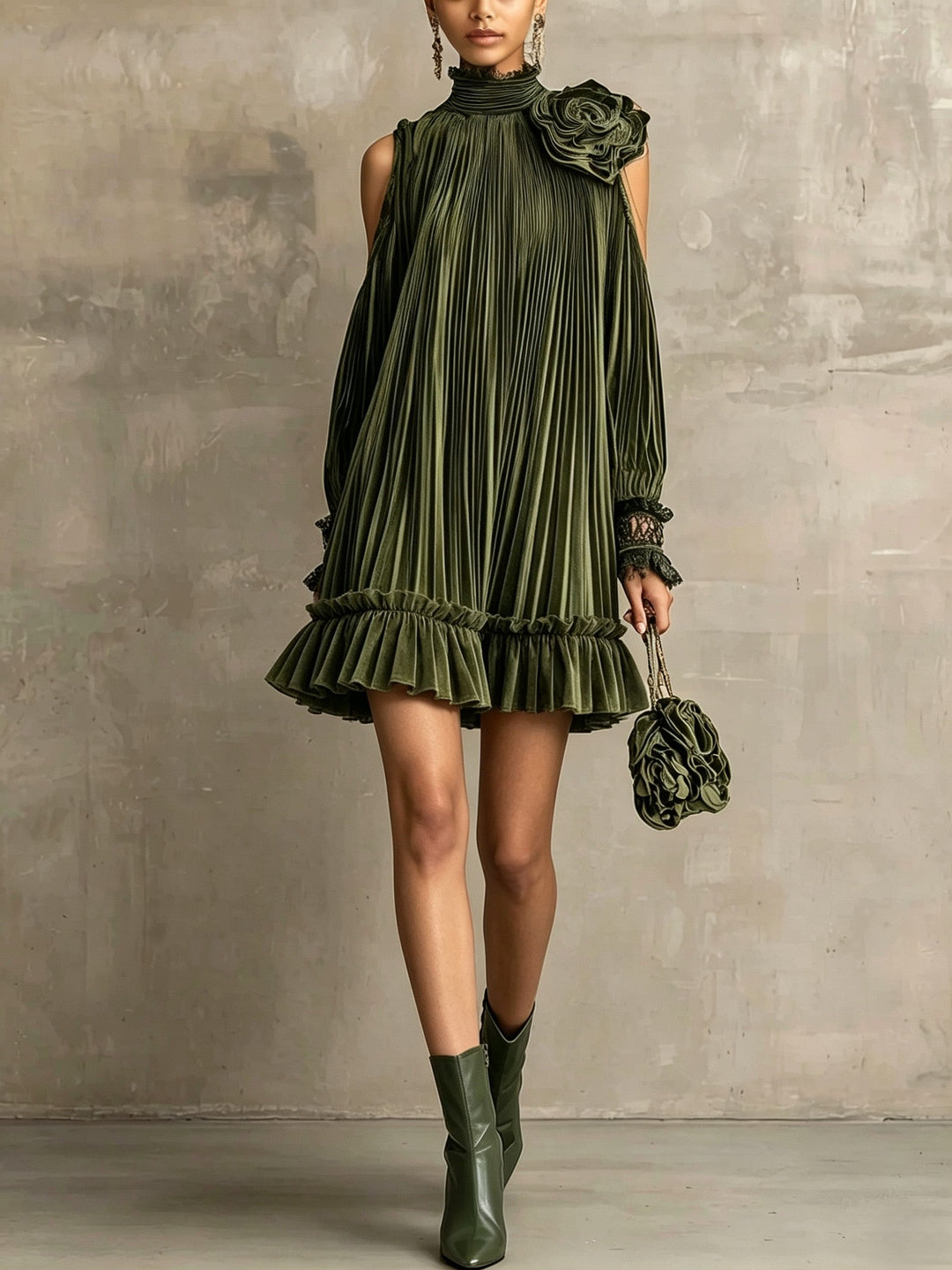 Mini-Robe Plissée Vert Olive à Col Montant, Volant et Rose
