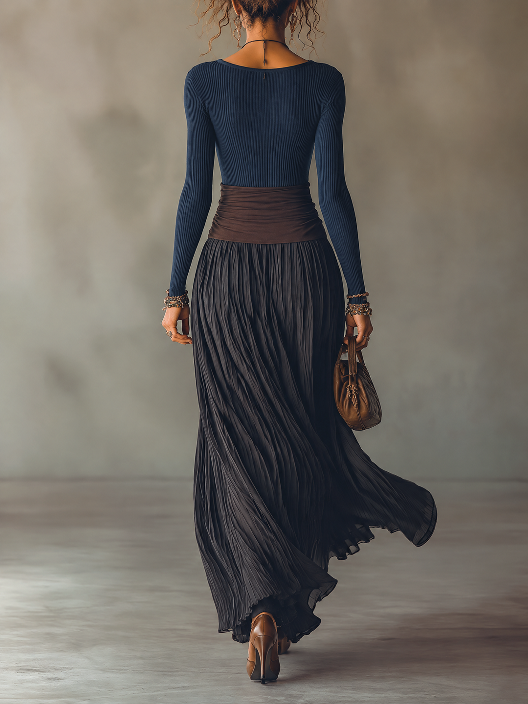 Ensemble Haut en Maille Côtelée Bleu Marine et Jupe Longue Plissée Color Block