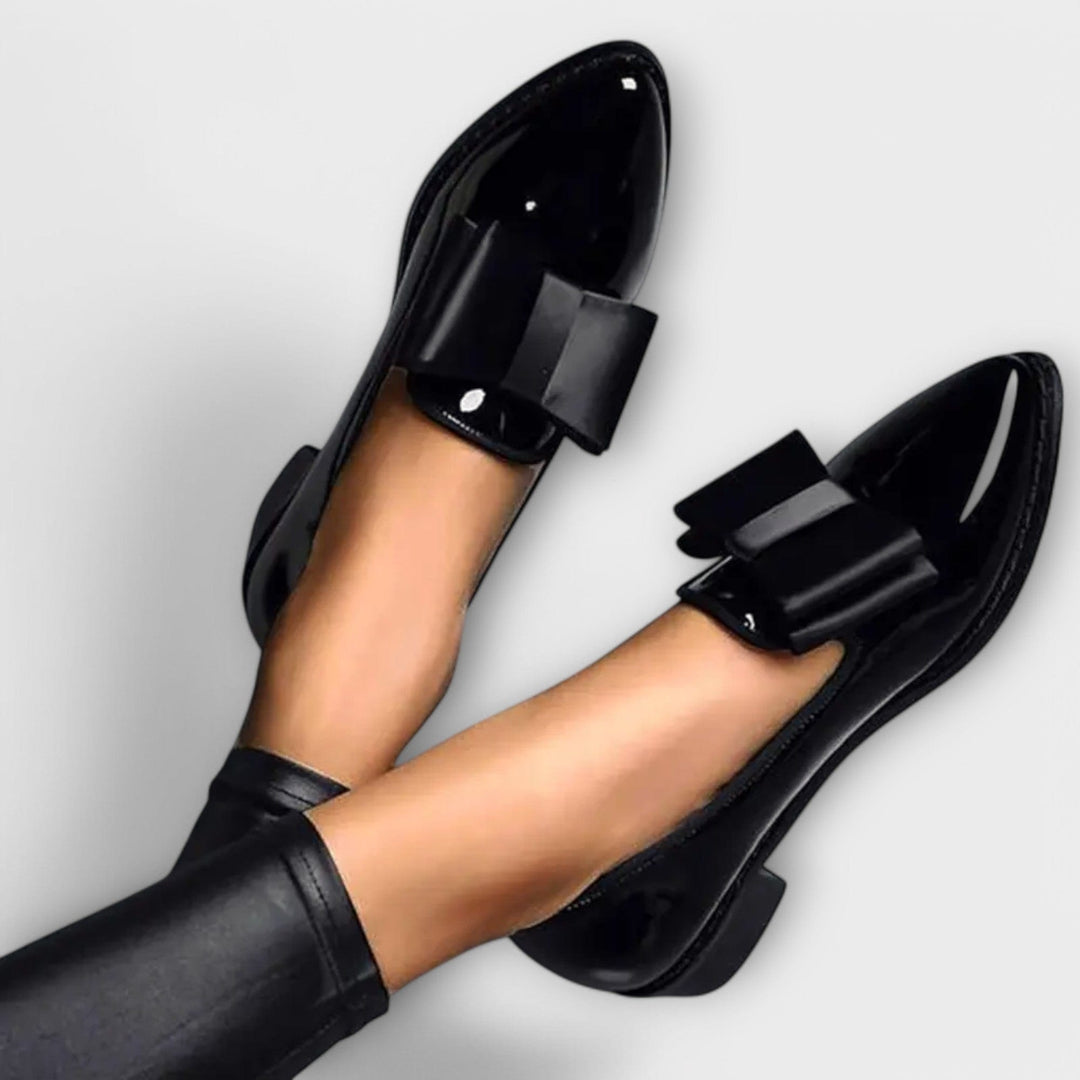 Séverine – Mocassins Vernis à Nœud Contrasté