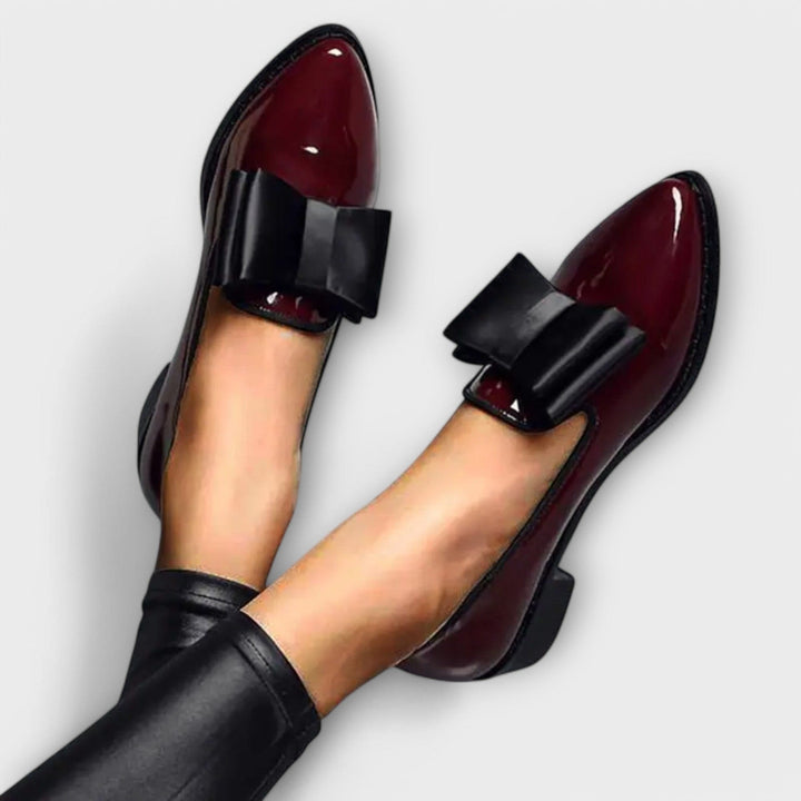 Séverine – Mocassins Vernis à Nœud Contrasté