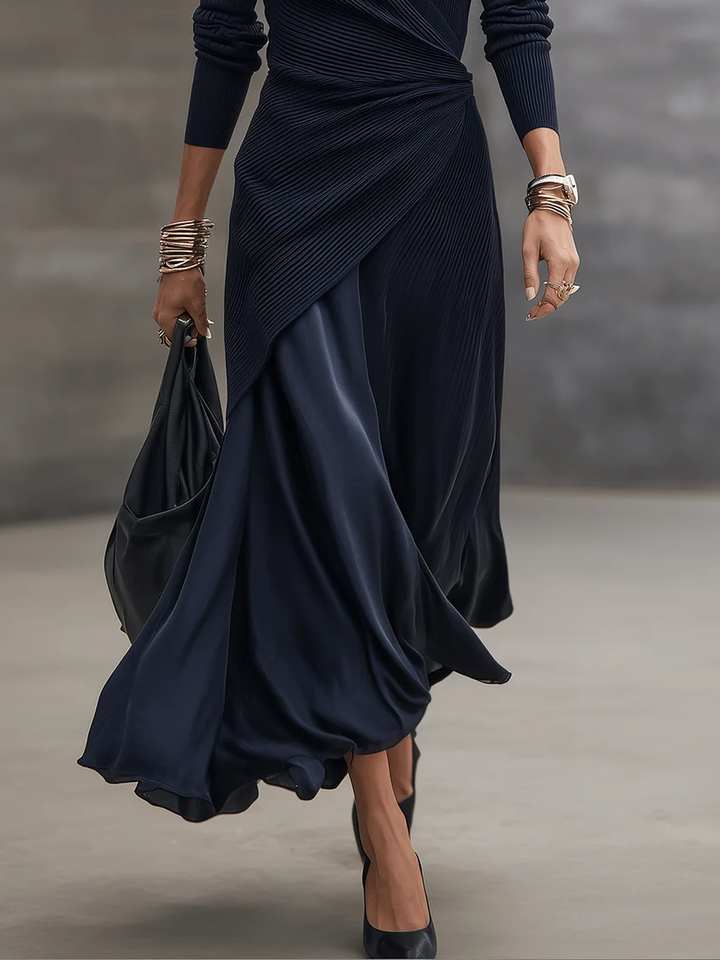 Margaux | Robe Maxi Asymétrique à Décolleté en V et Empiècements en Satin Bleu Marine